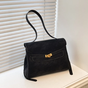 Borsa a mano trapezoidale minimalista in pelle nera opaca con chiusura dorata