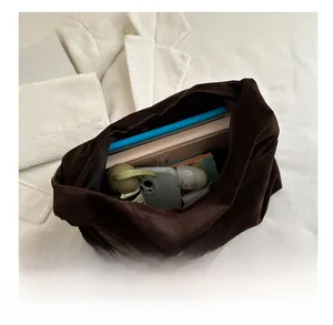 Détail de l'intérieur spacieux du sac fourre-tout marron foncé mat pour les essentiels