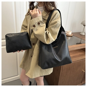 Détail du sac cabas en cuir PU noir avec texte doré et pochette de rangement assortie
