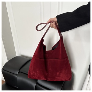 Détail du sac hobo en daim bordeaux mat avec poches avant et grande capacité