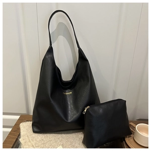 Détail du grand cabas noir en cuir grainé avec texte doré et pochette assortie