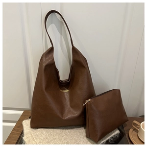 Ensemble sac cabas marron en similicuir avec pochette assortie et lettrage doré chic