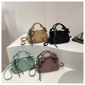 Detail von Wildleder-Cloud-Bags in vier Farben mit Ringgriffen und Herzanhängern