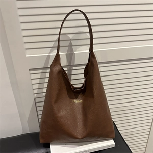 Bruine vintage kunstlederen shopper met gouden FASHION-tekst in minimalistische stijl