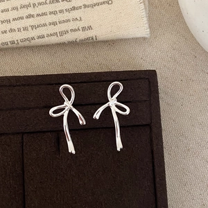 Boucles d'oreilles nœud en argent élégantes dans un écrin rétro pour usage quotidien