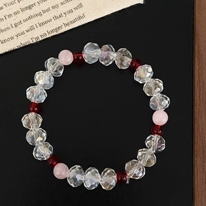 Bracelet élégant en cristal et pierres naturelles rose pâle sur fond noir chic