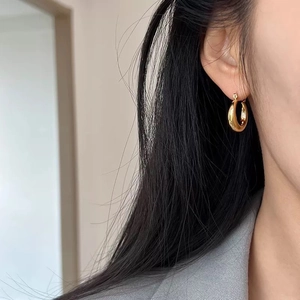 Minimalist gold-plated hoop earrings featuring a polished finish for a modern commute style
