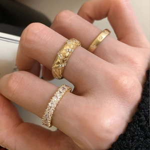Ensemble de bagues dorées de luxe minimalistes avec zircons brillants pour femme