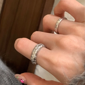 Gros plan de bagues tressées en argent avec incrustation de zircon et motifs d'étoiles