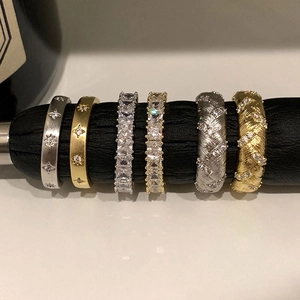 Ensemble de 6 bagues de luxe en zircon, finitions or et argent sur un support texturé