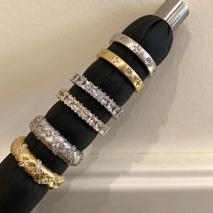 Vue détaillée de bagues luxe or et argent avec zircone sur supports à bijoux