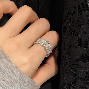 Anello a fascia larga elegante con pavé di zirconi scintillanti e bordi irregolari
