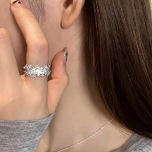 Elegante anello a fascia larga in argento con pavé di zirconi lucenti su dito modella