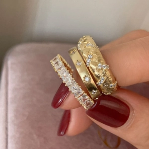 Ensemble de trois bagues dorées avec oxydes de zirconium et motifs étoiles à empiler