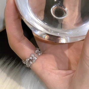 Dettaglio dell'anello a corona in argento con zirconi micro-incastonati e aperto