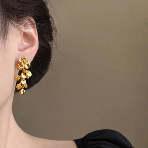 Orecchini a foglia dorata con petali multistrato dal design retrò elegante e lussuoso
