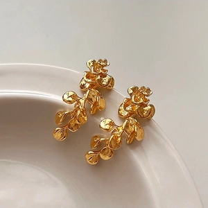 Orecchini vintage cinesi a foglia in oro con texture lava e dettagli floreali eleganti