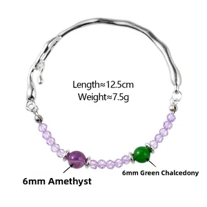 Détail du bracelet en métal argenté avec perles d'améthyste violette et calcédoine verte