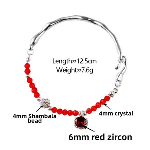 Détail du bracelet argenté ondulé avec zircon rouge, poids 7,6g et longueur 12,5cm