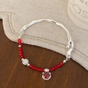 Bracelet luxueux en perles et cristaux avec accents de zircon rouge et éléments argent