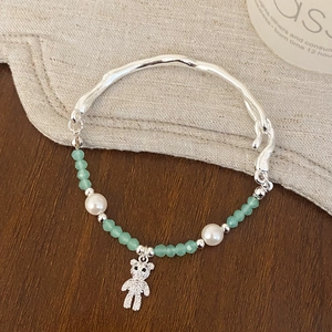 Bracelet élégant avec jonc argenté, perles vertes et breloque ours en cristal