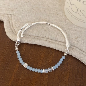Bracelet élégant en perles avec texture métal fondu et pierres cristal bleu clair