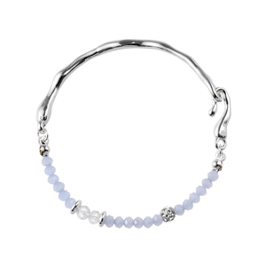 Bracelet perlé élégant avec barre en métal argenté et cristaux violets sur fond blanc uni