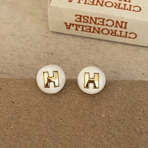 Boucles d'oreilles rondes en émail blanc avec design de lettre H dorée pour femmes