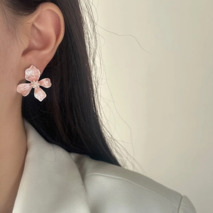 Elegant floral stud earrings featuring pink gradient enamel petals and pearl center