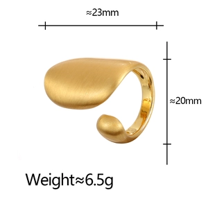 Vue détaillée d'une bague géométrique dorée mate indiquant taille 23x20mm et poids 6,5g