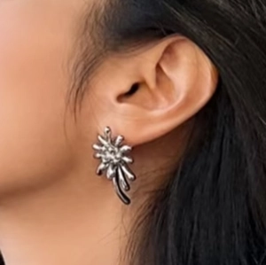 Boucles d'oreilles élégantes en métal fluide design feu d'artifice sur mannequin