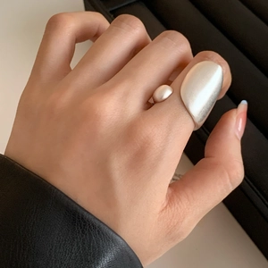 Bague ouverte élégante en argent mat géométrique avec texture métallique brossée moderne