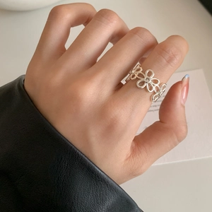 Elegant silver openwork daisy flower ring for women with a minimalist floral pattern design