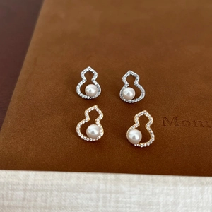 Détails de boucles d'oreilles gourde en or et argent avec perles et zircons sertis