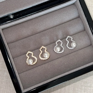 Détails de boucles d'oreilles gourde en or et argent avec zircons incrustés et perles