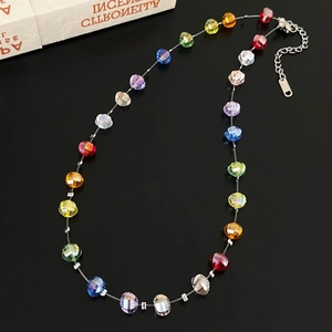 Vue détaillée des perles de cristal facettées colorées avec un fermoir mousqueton argenté