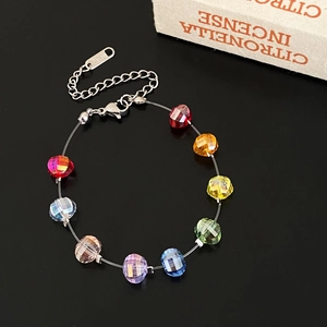 Bracelet en zircon arc-en-ciel à facettes avec fermoir argenté sur fond noir