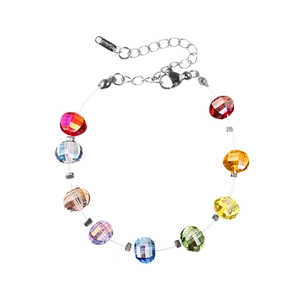 Détail macro de perles multicolores sur chaîne en acier avec fermoir et étiquette