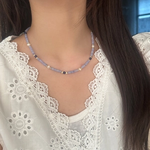 Französische Retro-Halskette mit Lapislazuli und Perlen an einem Frauenhals