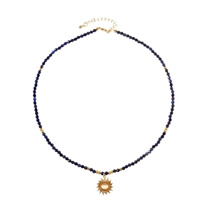 Detail von blauen facettierten Perlen und goldenem Sonnenanhänger mit Karabinerverschluss