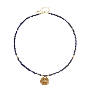Halskette mit dunkelblauen Perlen, goldenem Sonnenanhänger und weißem Cabochon