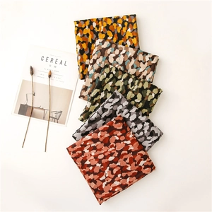 Détail de foulards à imprimé léopard coloré avec des bords effilés en cinq coloris
