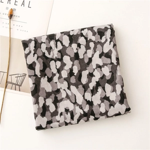Détail de l'écharpe camouflage douce avec bordure effilochée et décor de magazine moderne