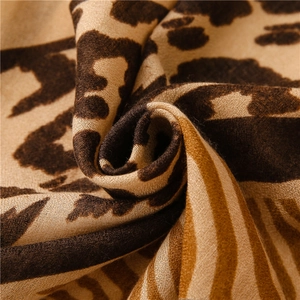 Détail macro d'une écharpe douce à imprimé léopard avec une texture tissée délicate