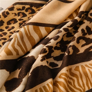 Détail de foulard léger avec motifs léopard et zèbre sur tissu doux et texturé