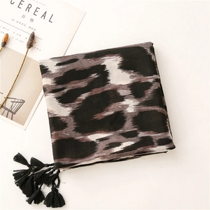 Vista detallada de bufanda de moda con estampado de leopardo y cebra con borlas