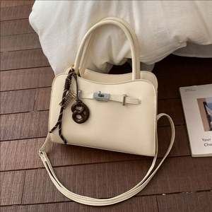 Women Pebble Grain PU Leather Shoulder Bag Retro Minimalist Crossbody Handbag With Silver Turn Lock And Elegant Design