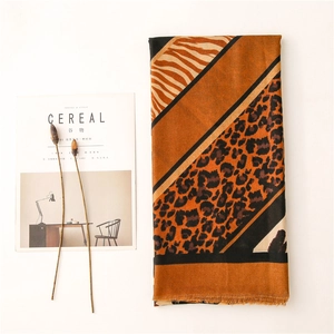 Détail d'une écharpe aux motifs léopard et zèbre avec bords effilochés et doux