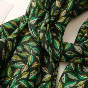 Détail du motif de feuilles vertes sur tissu doux en coton et lin à imprimé naturel