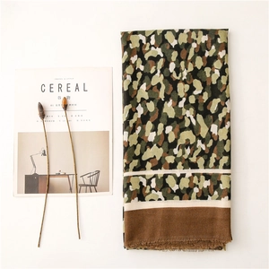 Détail d'écharpe léopard camo douce avec bords à franges et bordure marron contrastée